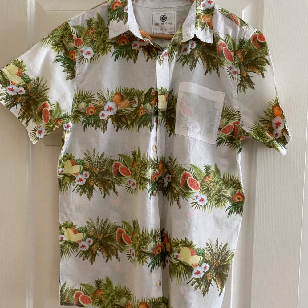 ON THE BYAS MENS SIZE MEDIUM SHIRT